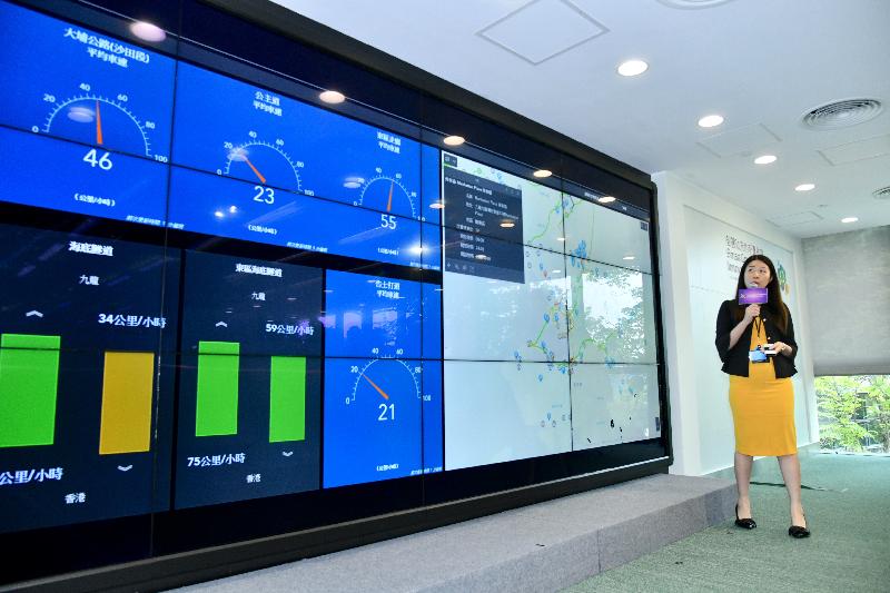 将于今年年底前推出的城市仪表板是智慧政府创新实验室展示的技术项目之一。城市仪表板以互动图表和地理资讯地图显示「资料一线通」（data.gov.hk）上与民生相关的开放数据，方便公众阅览。