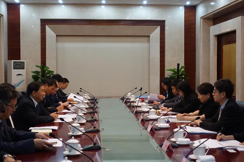 律政司司长郑若骅资深大律师（右二）今日（七月十八日）在北京展开访问行程，上午与司法部副部长熊选国（左二）会面。