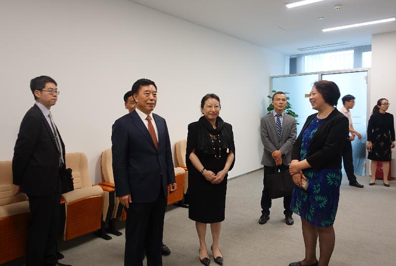 律政司司长郑若骅资深大律师（左三）今日（七月十八日）在最高人民法院副院长杨万明（左二）陪同下参观北京互联网法院。