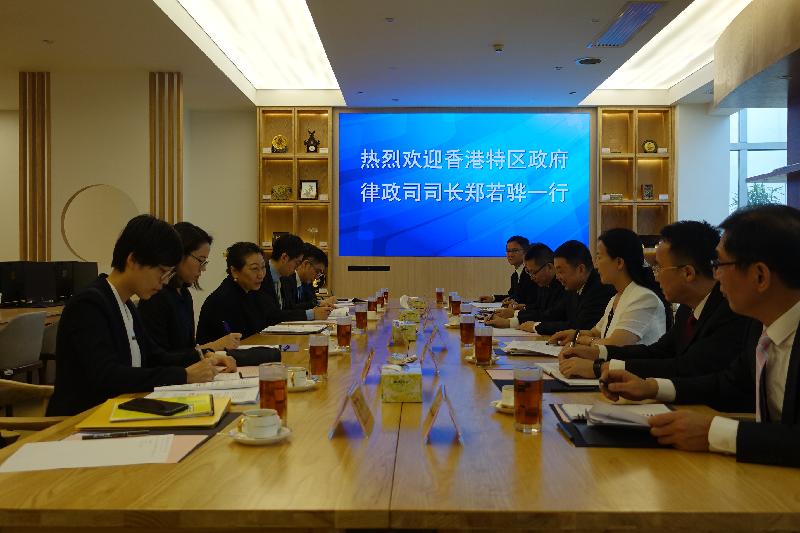 律政司司长郑若骅资深大律师（左三）今日（七月二十五日）在广州与广东省高级人民法院院长龚稼立（右四）会面。