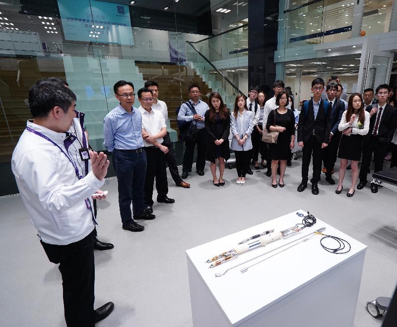 政制及内地事务局局长聂德权（左二）今日（七月三十日）与学生到访位于东莞的松山湖国际机器人产业基地，参观基地内一家生物医学工程公司。