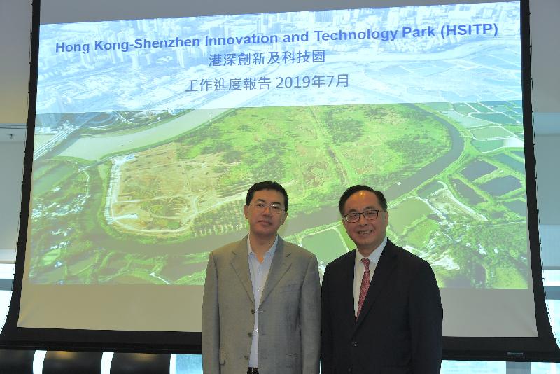 创新及科技局局长杨伟雄（右）与深圳市副市长艾学峰（左）今日（七月三十一日）在香港科学园共同主持河套区港深创新及科技园发展联合专责小组第五次会议。