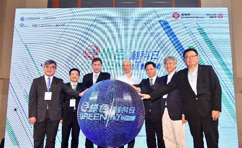 环境局局长黄锦星（中）和机电工程署署长薛永恒（右三）今日（八月六日）在绿色创科日与其他嘉宾主持开幕仪式。