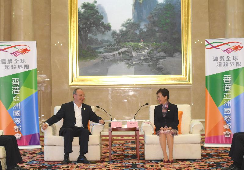 行政长官林郑月娥（右）今日（九月六日）在南宁出席2019年泛珠三角区域合作行政首长联席会议期间，与四川省省长尹力（左）进行双边会面。