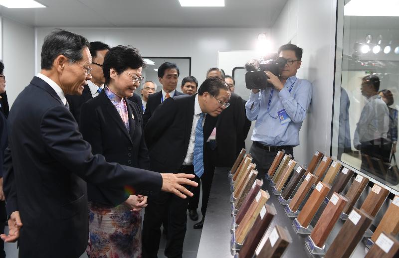 行政长官林郑月娥今日（九月六日）在南宁参观广西—香港（STC）检验检测认证中心。图示林郑月娥（左二）了解检测木材的实验室。