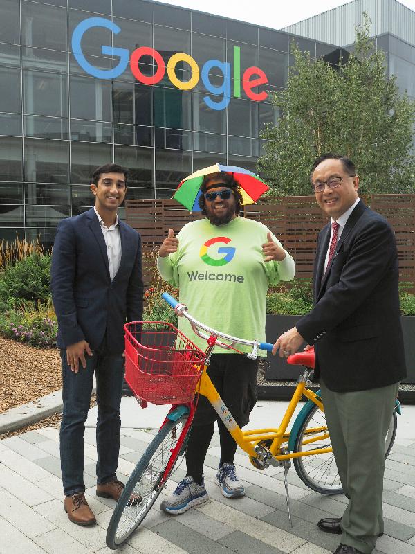 创新及科技局局长杨伟雄（右）今日（美国西岸时间九月十八日）早上在三藩市参观Google园区。