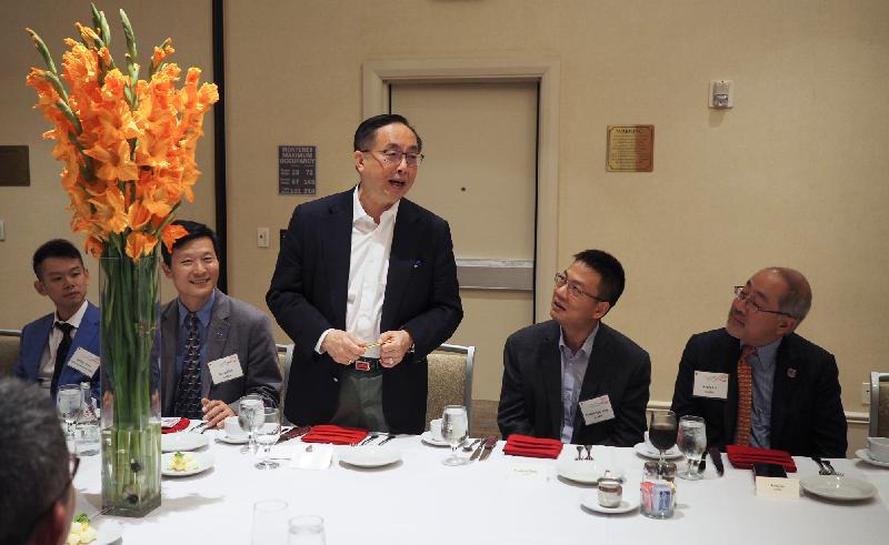 创新及科技局局长杨伟雄（中）于九月十七日（美国西岸时间）在三藩市晚宴上与华美半导体协会翘楚会面。