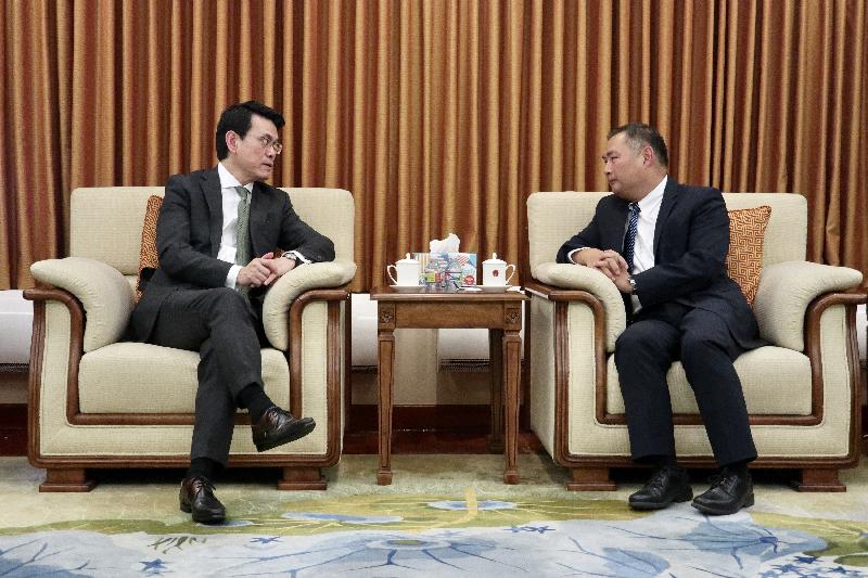 商务及经济发展局局长邱腾华（左）今日（美国西岸时间九月二十日）在美国洛杉矶礼节性拜访中国驻洛杉矶总领事张平（右）。