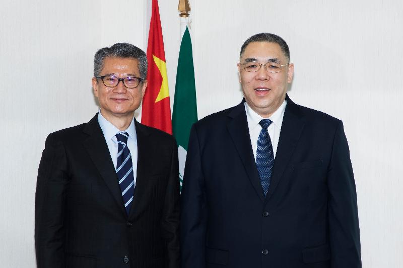 财政司司长陈茂波（左）今日（九月二十六日）访问澳门，与澳门特别行政区行政长官崔世安会面并合照。