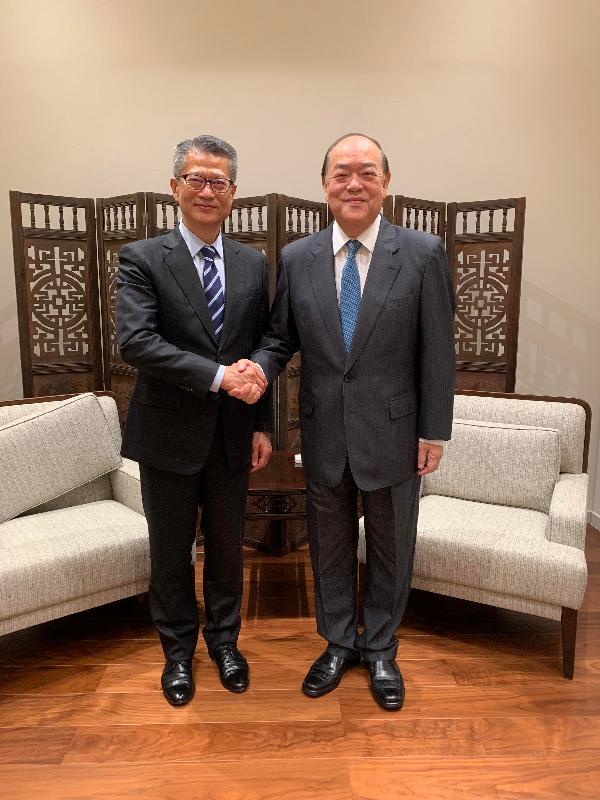 财政司司长陈茂波（左）今日（九月二十六日）访问澳门，与澳门特别行政区候任行政长官贺一诚会面时握手。