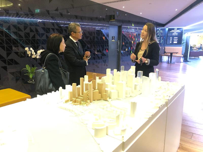 财政司司长陈茂波（中）和香港驻伦敦经济贸易办事处处长苏婉玲（左）十月二十九日（伦敦时间）在英国伦敦到访欧洲现时最大的创业孵化器Level 39。