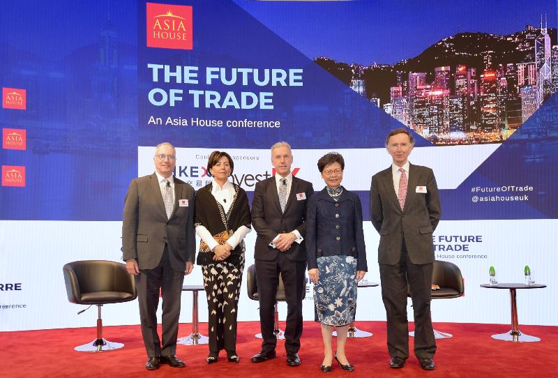 行政长官林郑月娥（右二）今日（十月三十日）出席「亚洲之家」研讨会，并与「亚洲之家」行政总裁Michael Lawrence（中）、「亚洲之家」主席葛林勳爵（右一）及其他嘉宾在研讨会合照。