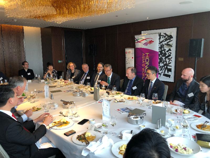 财政司司长陈茂波（右五）十月三十日（伦敦时间）在英国伦敦出席一个有关资产及财富管理的午餐会。