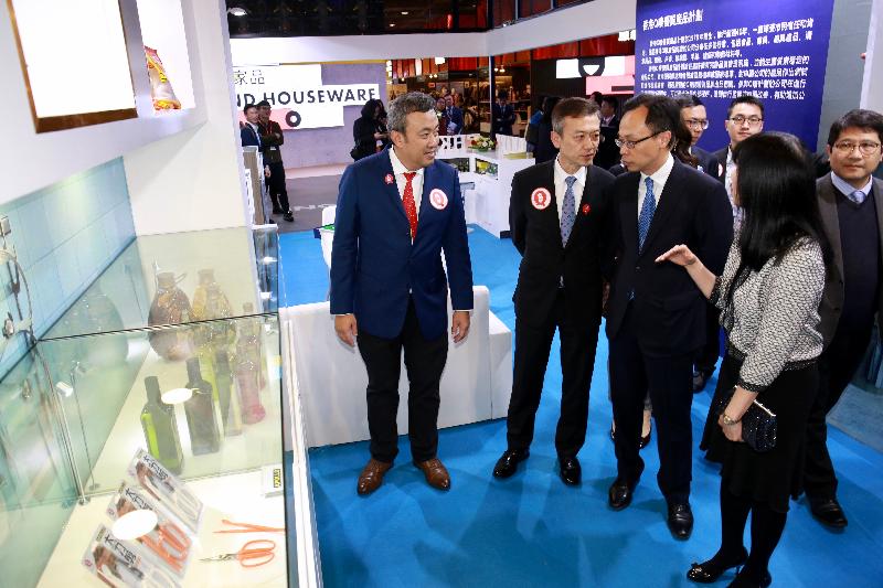 政制及内地事务局局长聂德权（前排右二）今日（一月九日）到广州出席香港贸易发展局举办的「港·潮流」博览会，与参展港商交流，了解他们在内地的发展。