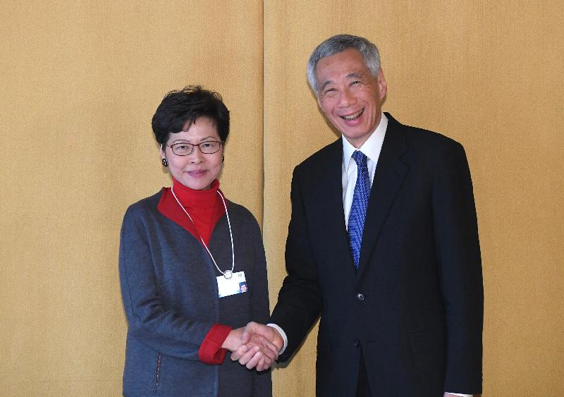 行政长官林郑月娥今日（达沃斯时间一月二十一日）在瑞士达沃斯出席世界经济论坛年会。图示林郑月娥（左）与新加坡总理李显龙（右）会面。