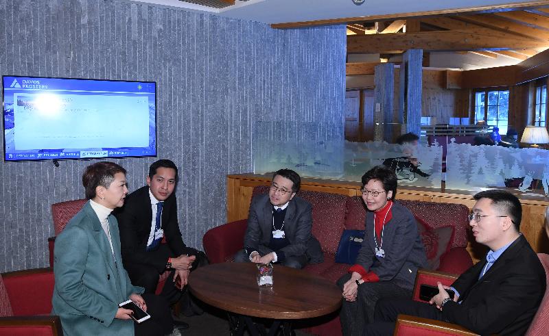 行政长官林郑月娥今日（达沃斯时间一月二十一日）在瑞士达沃斯出席世界经济论坛年会。图示林郑月娥（右二）在出席有关拓展亚洲科技领导地位的讨论环节前与其他引领讨论的嘉宾交流。