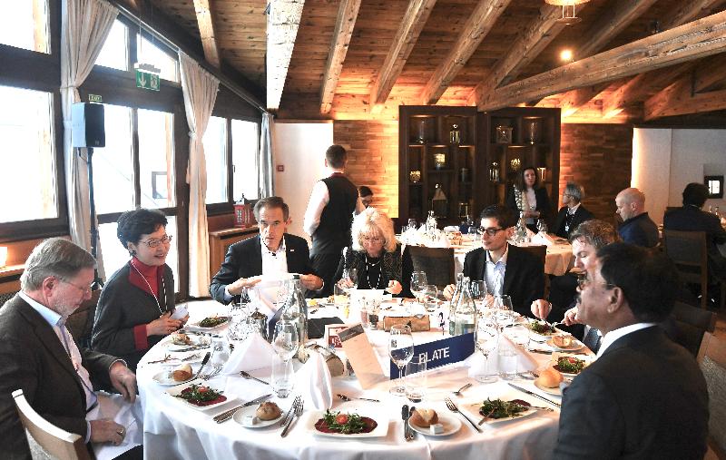 行政长官林郑月娥今日（达沃斯时间一月二十一日）在瑞士达沃斯出席世界经济论坛年会。图示林郑月娥（左二）出席有关拓展亚洲科技领导地位的讨论环节。