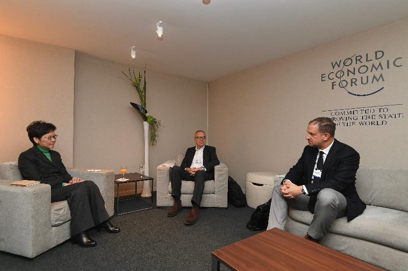 行政长官林郑月娥今日（达沃斯时间一月二十二日）继续在瑞士达沃斯出席世界经济论坛年会。图示林郑月娥（左）与瑞士宝盛主席Romeo Lacher（中）及首席执行官Philipp Rickenbacher（右）会面。