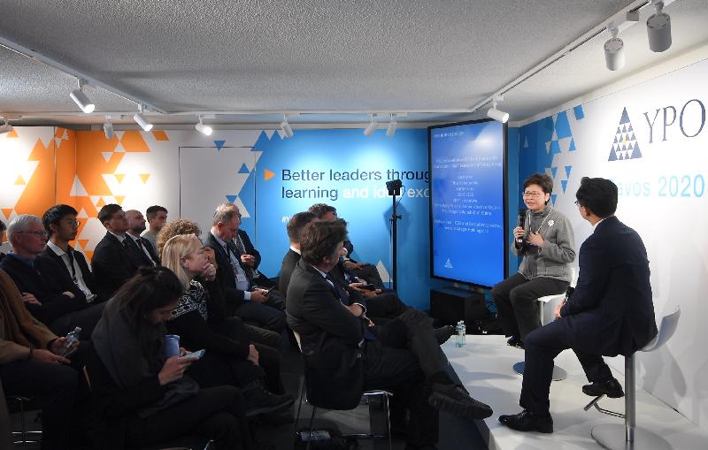 行政长官林郑月娥今日（达沃斯时间一月二十三日）继续在瑞士达沃斯出席世界经济论坛年会。图示林郑月娥（左）在青年主席组织举办的研讨会发言。