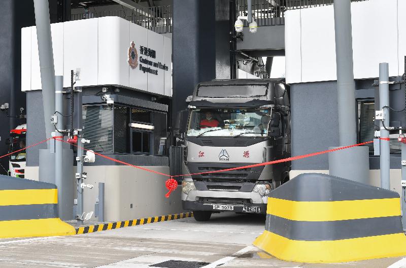 莲塘／香园围口岸货检设施今日（八月二十六日）启用，第一批香港货车通过香港海关的检查站出境。