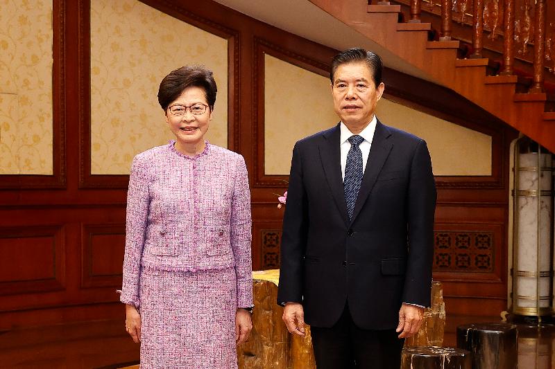 行政长官林郑月娥（左）今日（十一月四日）在北京与商务部部长钟山（右）会面。