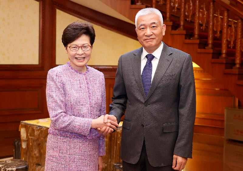 行政长官林郑月娥（左）今日（十一月四日）在北京与科学技术部部长王志刚（右）会面。