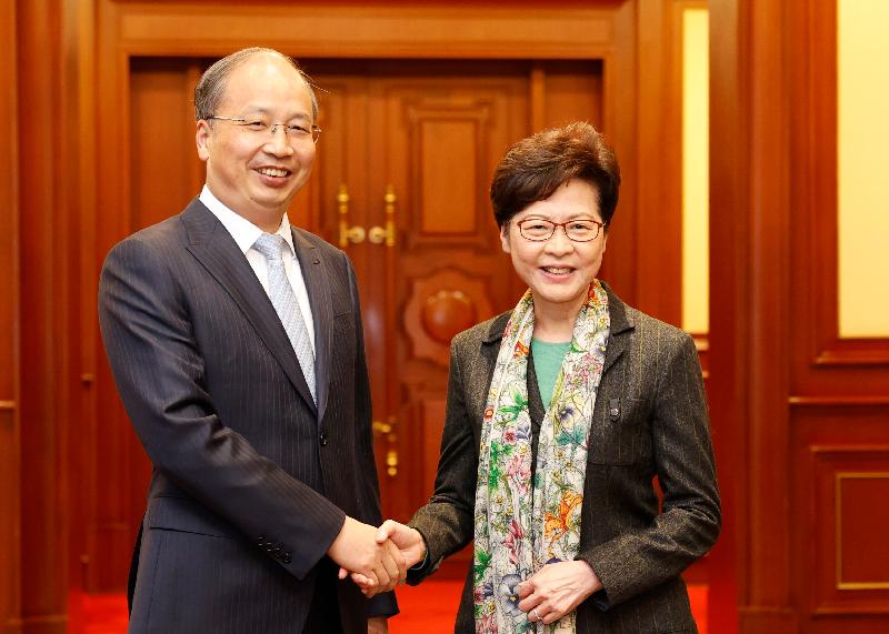 行政长官林郑月娥（右）今日（十一月五日）在北京与中国证券监督管理委员会主席易会满（左）会面。