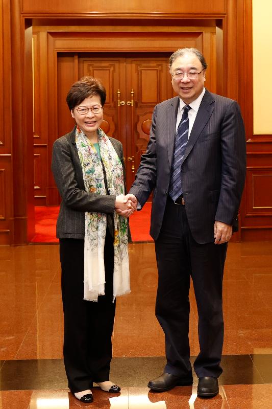 行政长官林郑月娥（左）今日（十一月五日）在北京与国家?生健康委员会主任马晓伟（右）会面。