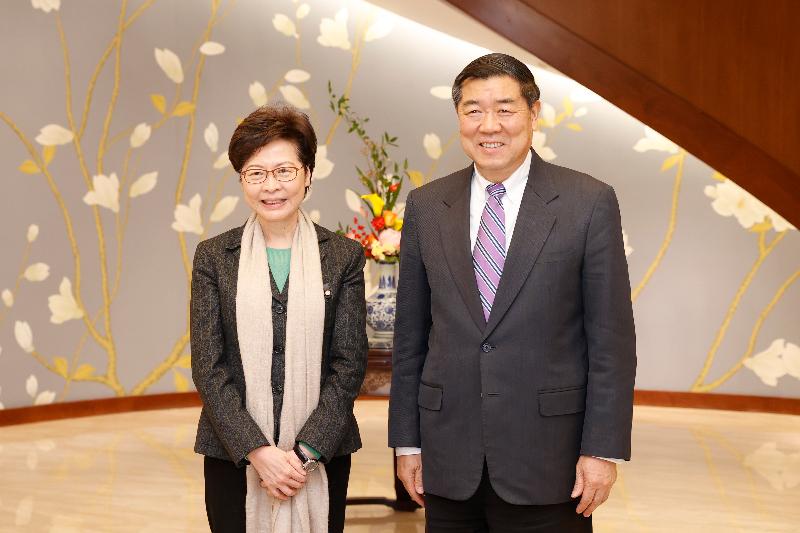 行政长官林郑月娥（左）今日（十一月五日）在北京与国家发展和改革委员会主任何立峰（右）会面。