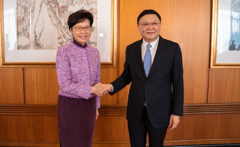 行政长官林郑月娥（左）今日（十一月七日）在深圳与深圳市委书记王伟中（右）会面。