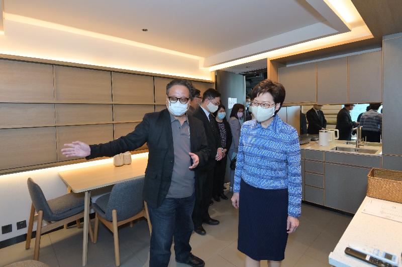 行政长官林郑月娥（右）今日（四月七日）出席科学园创新斗室开幕礼，并参观创新斗室房间。旁为香港科技园公司首席项目总监黄煜新（左）。