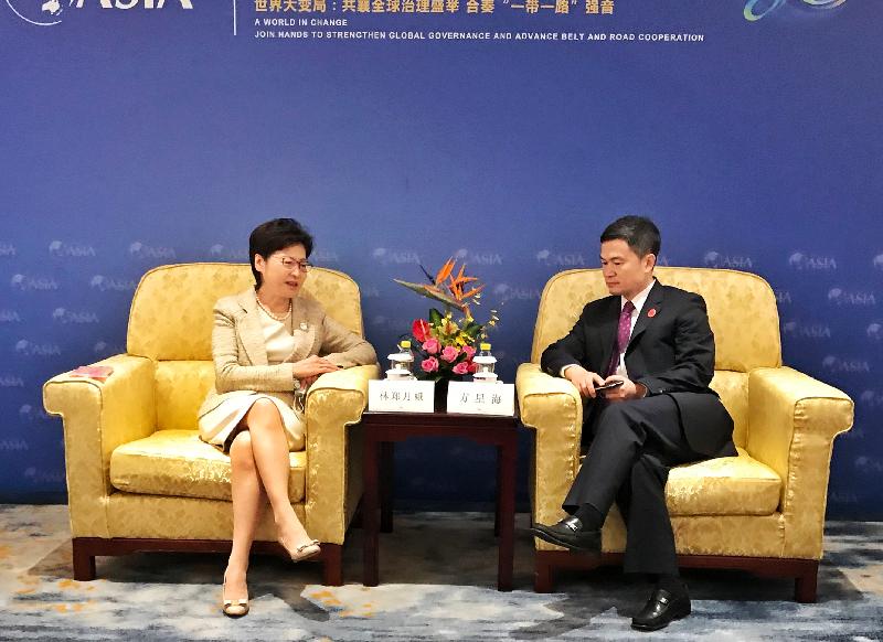 行政长官林郑月娥今日（四月二十日）于海南出席博鳌亚洲论坛2021年年会。图示林郑月娥（左）与中国证券监督管理委员会副主席方星海（右）会面。
