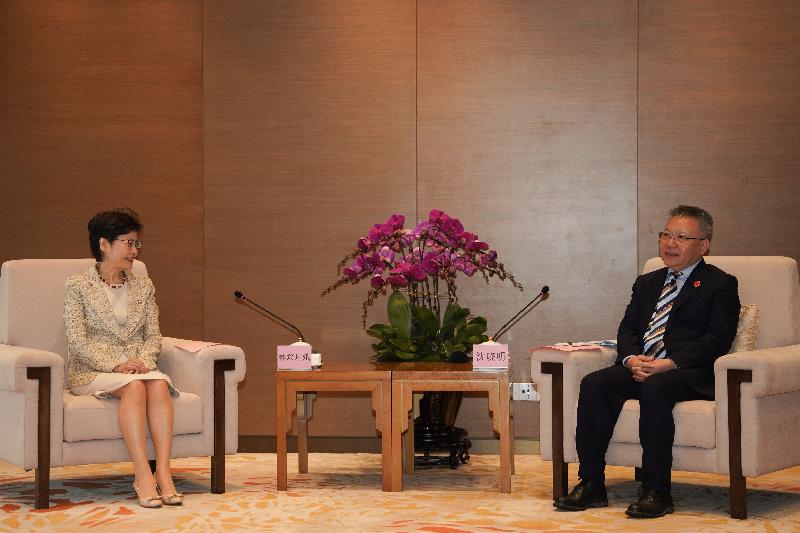 行政长官林郑月娥（左）昨日（四月十九日）在海南与海南省委书记沈晓明（右）会面。
