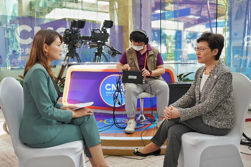 行政长官林郑月娥（右）昨日（四月十九日）在海南分别接受了多间香港、内地和国际媒体访问。