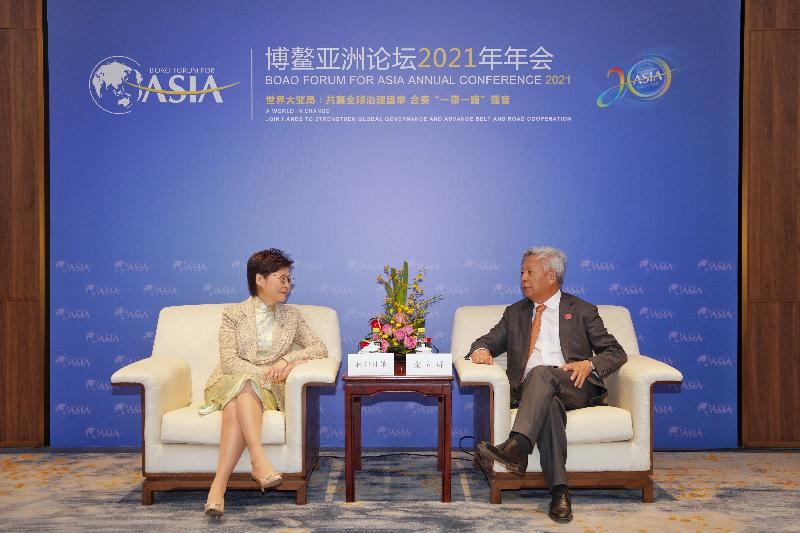 行政长官林郑月娥今日（四月二十日）于海南出席博鳌亚洲论坛2021年年会。图示林郑月娥（左）与亚洲基础设施投资银行行长金立群（右）会面。