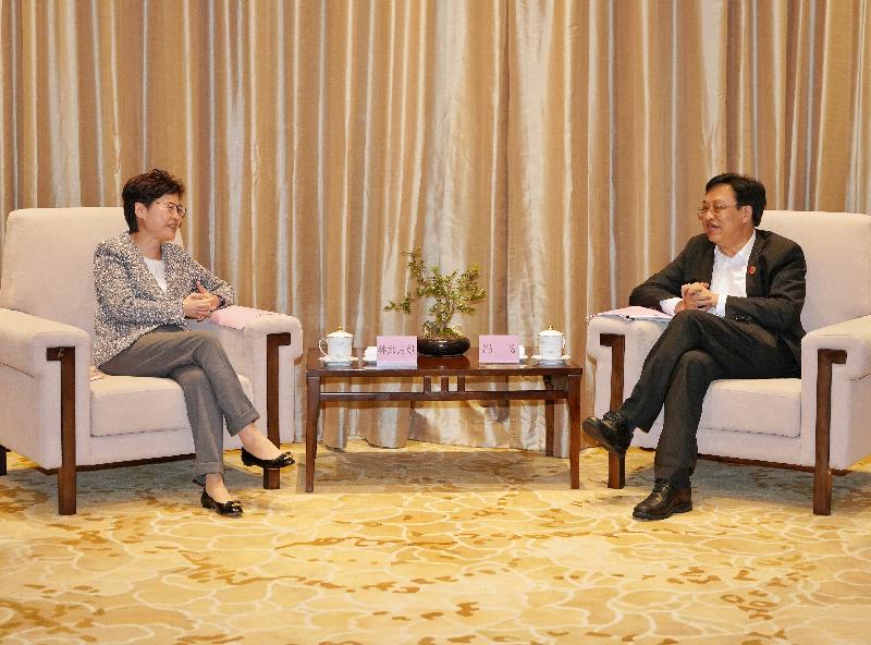 行政长官林郑月娥今日（四月二十日）于海南出席博鳌亚洲论坛2021年年会。图示林郑月娥（左）与海南省省长冯飞（右）会面。