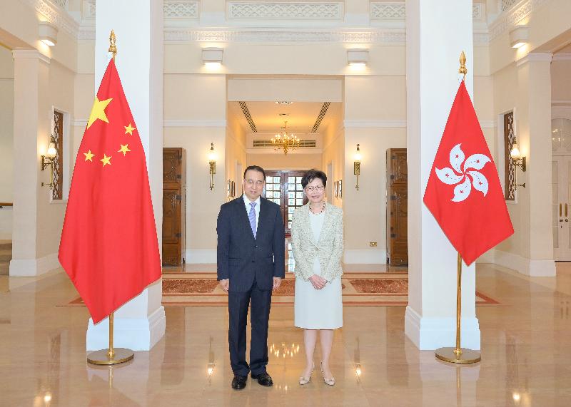 行政长官林郑月娥（右）今日（六月一日）下午在礼宾府与新任外交部驻香港特别行政区特派员公署特派员刘光源（左）会面。