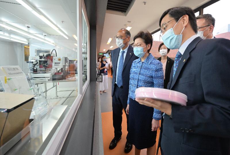 行政长官林郑月娥今日（七月二十三日）到访香港理工大学（理大）。图示林郑月娥（左二）在理大校董会主席林大辉博士（左三）陪同下，参观材料与器件中心实验室的洁净室实验室。