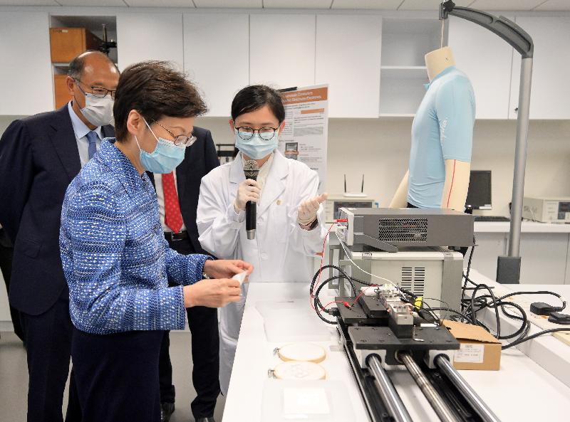 行政长官林郑月娥今日（七月二十三日）到访香港理工大学（理大）。图示林郑月娥（左二）在理大校董会主席林大辉博士（左一）陪同下，参观材料科学实验室。