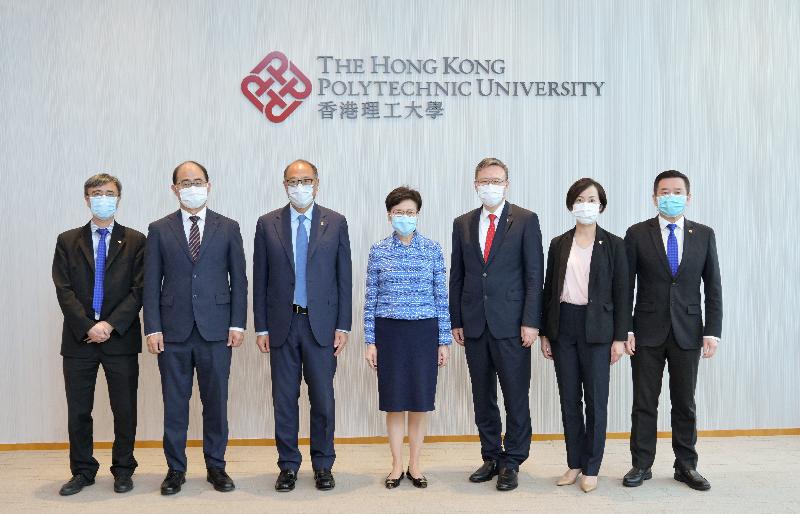 行政长官林郑月娥今日（七月二十三日）到访香港理工大学（理大）。图示林郑月娥（中）与理大高层合照。