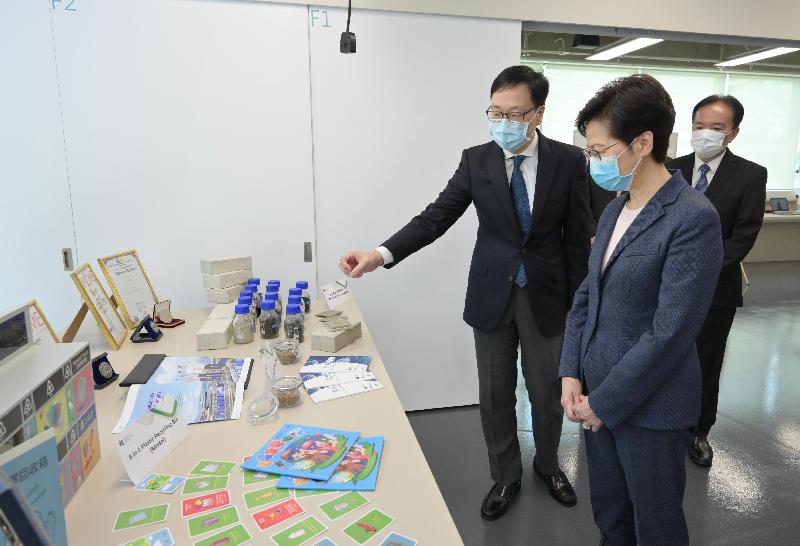 行政长官林郑月娥今日（七月二十六日）到访香港教育大学。图示林郑月娥（中）听取有关科学与环境学系所研发的产品的介绍。