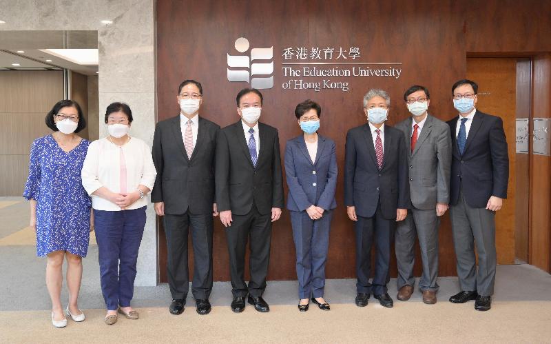 行政长官林郑月娥今日（七月二十六日）到访香港教育大学（教大）。图示林郑月娥（右四）与教大高层合照。