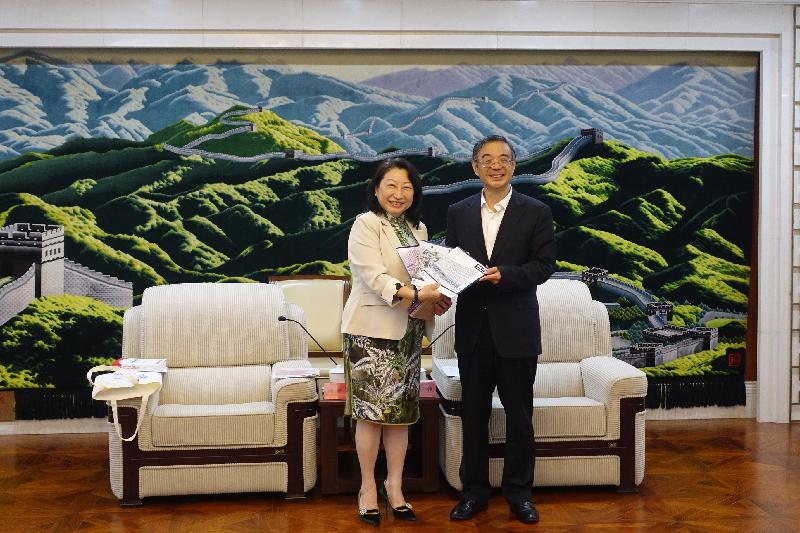 律政司司长郑若骅资深大律师（左）今日（七月二十八日）下午在北京与最高人民法院院长周强（右）会面。