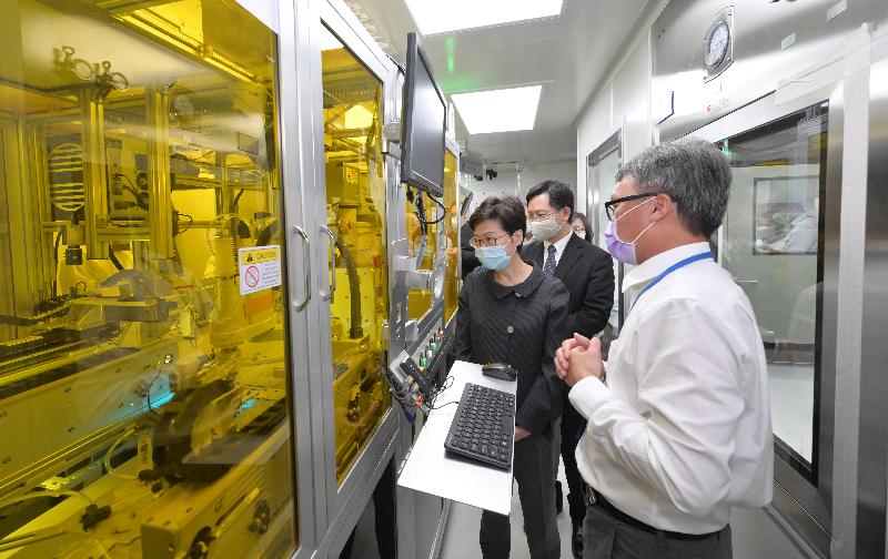 行政长官林郑月娥今日（七月二十九日）到访火炭一家本地生物科技公司。图示林郑月娥（左一）在创新及科技局局长薛永恒（左二）陪同下，参观该公司的自动化生产线。