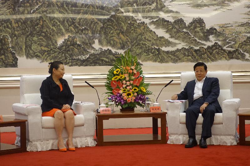 律政司司长郑若骅资深大律师（左）今日（七月二十九日）上午在北京与公安部部长赵克志（右）会晤，介绍《香港国安法》在香港落实後的最新情况。