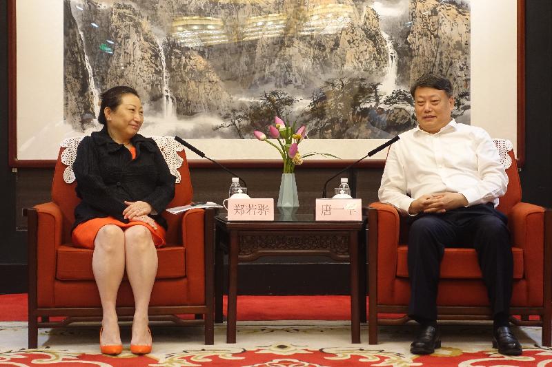 律政司司长郑若骅资深大律师（左）今日（七月二十九日）下午在北京与司法部部长唐一军（右）会面。