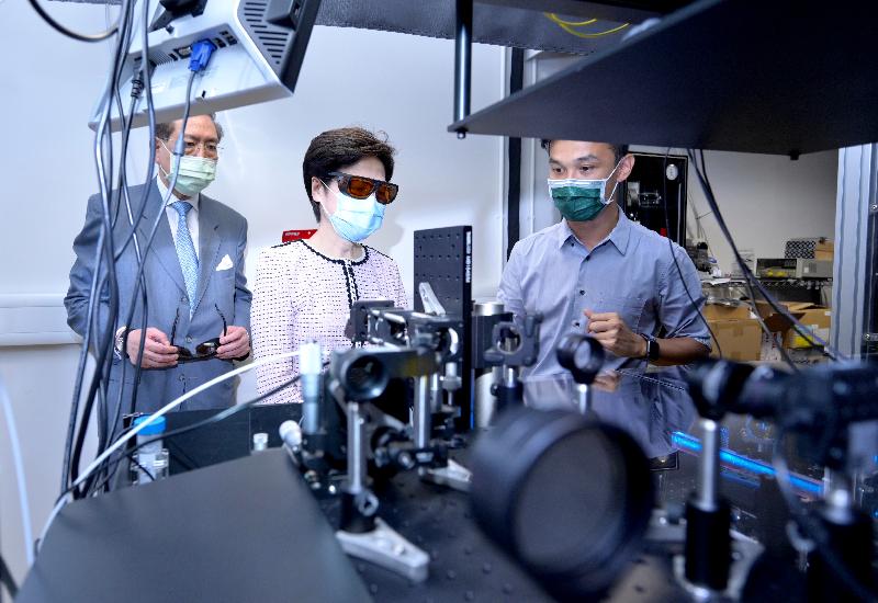 行政长官林郑月娥今日（八月二日）到访香港大学（港大）。图示林郑月娥（中）在港大校务委员会主席李国章教授（左）陪同下，参观光子系统研究实验室，了解其开发的先进生物科技如何提升包括癌症筛查的临床诊断。
