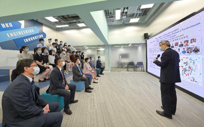 行政长官林郑月娥今日（八月二日）到访香港大学。图示林郑月娥（前排右三）听取环境微生物组工程与技术实验室人员介绍该实验室多项开创性的研究工作。
