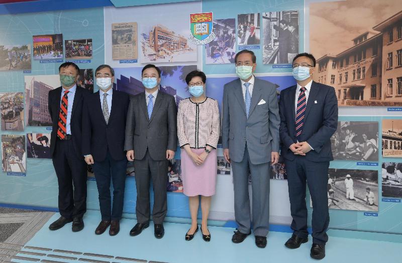 行政长官林郑月娥今日（八月二日）到访香港大学（港大）。图示林郑月娥（右三）与港大高层合照。