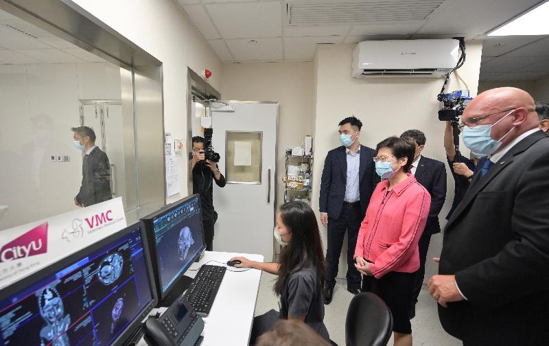 行政长官林郑月娥今日（八月三日）参观香港城市大学（城大）位于深水_的城大动物医疗中心。图示林郑月娥（右二）听取城大动物医疗中心执行董事Duncan Hockley兽医（右一）介绍中心的诊断设备。